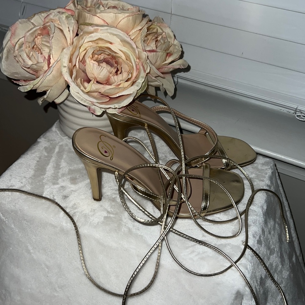 GOLD HEELS SIZE 7.5